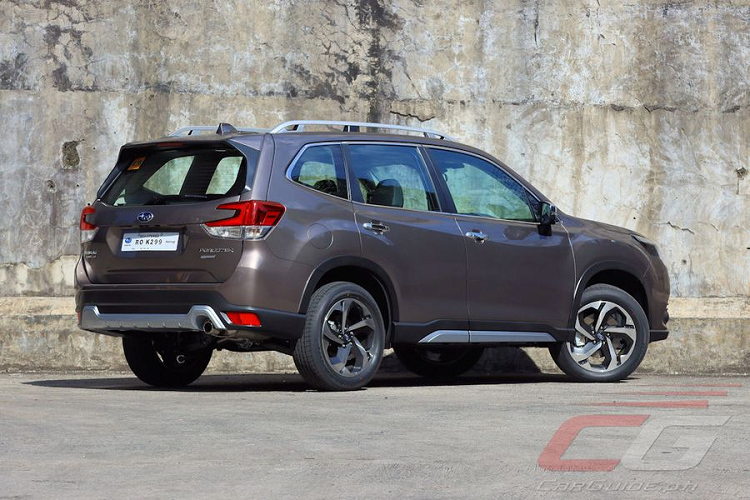 Subaru Forester 2023 sở hữu ngoại hình trẻ trung hơn so với phiên bản tiền nhiệm. Mẫu SUV được trang bị lưới tản nhiệt hình lục giác cỡ lớn hơn với những chi tiết mạ crôm màu tối. Cản sau cũng được thiết kế lại, đi kèm cặp đèn phản quang lớn hơn. Ngoài ra, xe còn sở hữu bộ la-zăng 18 inch mới.