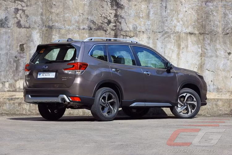 Subaru Forester 2023 sở hữu ngoại hình trẻ trung hơn so với phiên bản tiền nhiệm. Mẫu SUV được trang bị lưới tản nhiệt hình lục giác cỡ lớn hơn với những chi tiết mạ crôm màu tối. Cản sau cũng được thiết kế lại, đi kèm cặp đèn phản quang lớn hơn. Ngoài ra, xe còn sở hữu bộ la-zăng 18 inch mới.