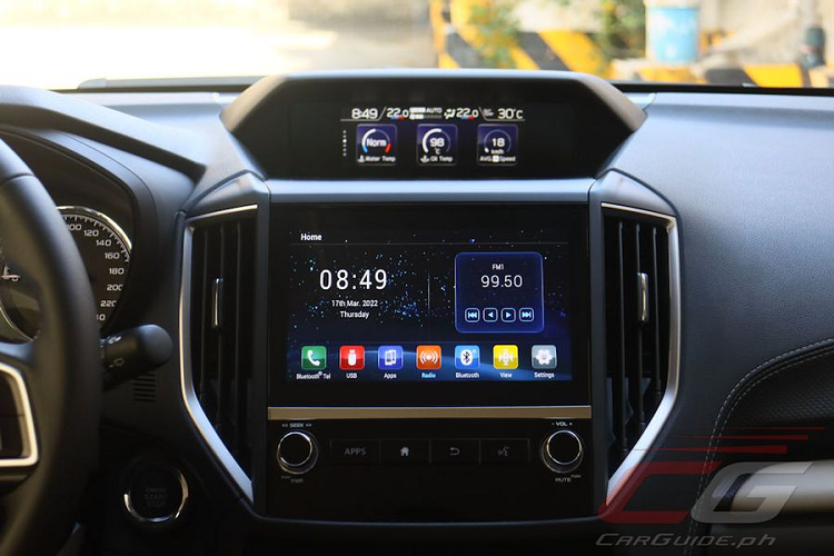 Khu vực nội thất của Subaru Forester 2023 gần như không có sự khác biệt so với phiên bản tiền nhiệm. Xe vẫn sử dụng đồng hồ lái dạng analog kết hợp màn hình nhỏ hiển thị thông tin. Màn hình giải trí trung tâm 8 inch có khả năng tương thích với Android Auto, Apple CarPlay.