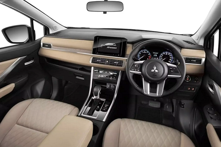 Phiên bản nâng cấp mới của Mitsubishi Xpander và Xpander Cross 2022 được nâng cấp, thay đổi tập trung vào tiện nghi và hỗ trợ lái. Trong đó bao gồm nội thất thiết kế mới, trang bị phanh tay điện tử, màn hình giải trí trung tâm 9 inch được nâng cấp mới.