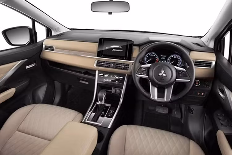 Phiên bản nâng cấp mới của Mitsubishi Xpander và Xpander Cross 2022 được nâng cấp, thay đổi tập trung vào tiện nghi và hỗ trợ lái. Trong đó bao gồm nội thất thiết kế mới, trang bị phanh tay điện tử, màn hình giải trí trung tâm 9 inch được nâng cấp mới.