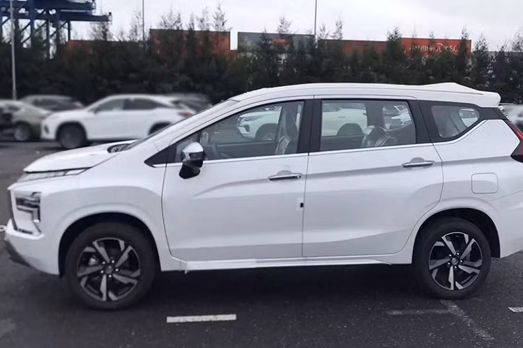 Bên cạnh đó, Xpander 2022 hứa hẹn sẽ cạnh tranh với giá bán dễ tiếp cận hơn so với Veloz Cross. Đồng thời sẵn nguồn cung để đáp ứng cho nhu cầu thị trường, trong bối cảnh Veloz Cross đang bị khan hàng, “bia kèm lạc” ở đại lý đẩy giá lăn bánh lên cao.