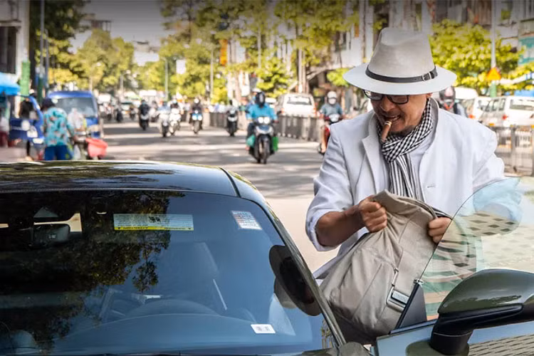 Ngoài ra nhiều chi tiết ở ngoại thất xe được sơn đen nhám và nhiều khả năng phần mui màu đen không sơn cùng màu xanh Olive của ngoại thất là chất liệu carbon. Cuối cùng là sọc màu đen chạy trên nắp capô có logo và dòng chữ Porsche đính kèm.