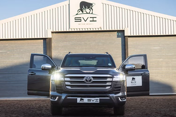 Do nặng thêm gần 750kg, chiếc xe đã được SVI Engineering gia cố hệ thống treo nhằm đảm bảo chiếc xe vận hành êm ái và mạnh mẽ như trên phiên bản tiêu chuẩn.