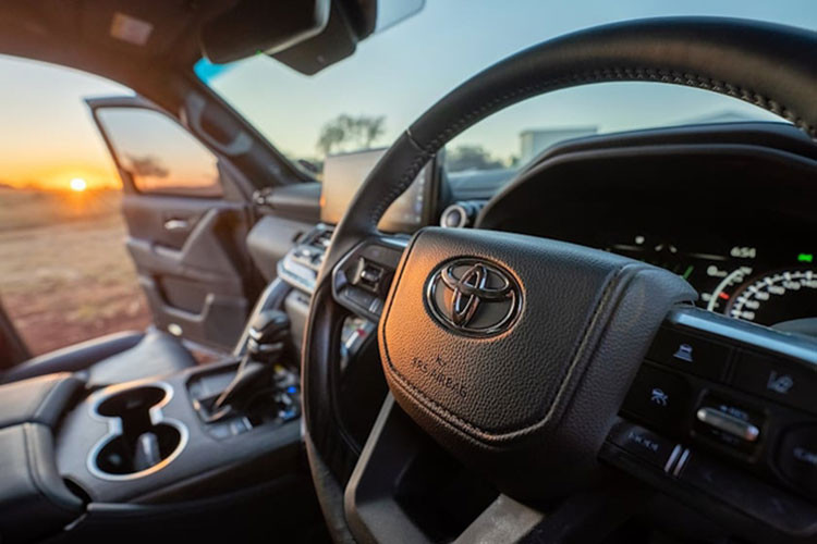 Ngoài ra, xe còn có cửa thoát hiểm cùng kính chống đạn dày 4cm. Mặc dù vậy, các camera và cảm biến được đặt sau kính chắn gió cũng không hề bị ảnh hưởng bởi lớp kính dày.