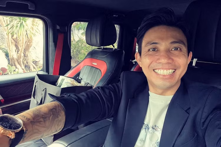 Elva là thành viên thứ 5 trong đội xe McLaren Ultimate Series bao gồm F1, P1, Senna và Speedtail, so với 4 phiên bản còn lại, McLaren Elva đặc biệt hơn khi lúc ra mắt thuộc phiên bản 4 không, không mui xe, không cửa sổ và cũng chẳng có kính chắn gió trước/sau.