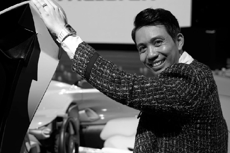 Điều đó ngầm chứng tỏ, đại gia này muốn khẳng định vị thế chơi siêu xe của mình tại Việt Nam khi tiết lộ giá trị thực của xe, không "hét giá" bằng mồm. Tất nhiên là phải đến khi Minh Nhựa nhận bàn giao siêu xe McLaren Elva thì mới khẳng định được đại gia này đang sở hữu 1 trong những siêu xe hypercar đặc biệt nhất trên thế giới