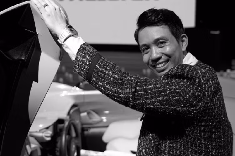 Điều đó ngầm chứng tỏ, đại gia này muốn khẳng định vị thế chơi siêu xe của mình tại Việt Nam khi tiết lộ giá trị thực của xe, không "hét giá" bằng mồm. Tất nhiên là phải đến khi Minh Nhựa nhận bàn giao siêu xe McLaren Elva thì mới khẳng định được đại gia này đang sở hữu 1 trong những siêu xe hypercar đặc biệt nhất trên thế giới