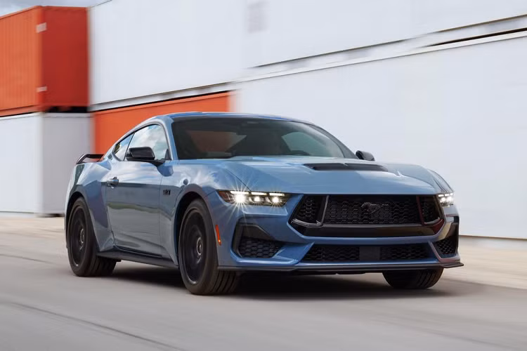 Tại triển lãm Detroit 2022, Ford Mustang thế hệ thứ 7 sở hữu ngoại hình vẫn tạo cảm giác quen thuộc thay vì "lột xác" hoàn toàn. Tương tự thế hệ cũ, xe có cả kiểu dáng coupe lẫn mui trần. Lấy cảm hứng thiết kế từ những thế hệ cũ, ra đời trong giai đoạn từ năm 1964 - 1970, Ford Mustang 2024 mới mang trên mình ngoại hình sắc sảo hơn trước.
