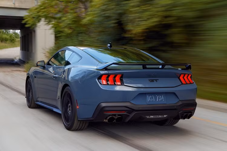 Đằng sau xe, Ford Mustang 2024 trông khá giống thế hệ cũ, từ đèn hậu cho đến cửa cốp. Tất nhiên, những chi tiết này đã được chỉnh sửa thiết kế cho phù hợp với thế hệ mới. Thêm vào đó là cản sau mới với đầu ống xả hình tròn ở hai bên. Bản GT sẽ có thêm cánh gió đuôi thể thao và 4 ống xả.