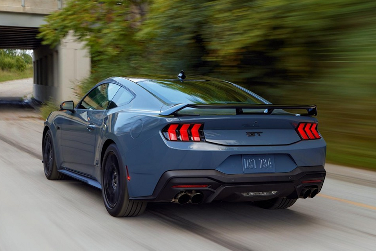 Đằng sau xe, Ford Mustang 2024 trông khá giống thế hệ cũ, từ đèn hậu cho đến cửa cốp. Tất nhiên, những chi tiết này đã được chỉnh sửa thiết kế cho phù hợp với thế hệ mới. Thêm vào đó là cản sau mới với đầu ống xả hình tròn ở hai bên. Bản GT sẽ có thêm cánh gió đuôi thể thao và 4 ống xả.