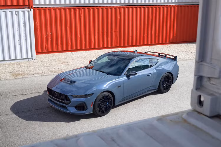 Đầu tiên là động cơ xăng EcoBoost 4 xi-lanh, dung tích 2.3L. Thứ hai là động cơ xăng V8, hút khí tự nhiên, dung tích 5.0L. Hiện hãng Ford chưa công bố thông số của hai động cơ này. Động cơ sẽ đồng hành với hộp số tự động 10 cấp hoặc hộp số sàn 6 cấp. Theo kế hoạch, xe sẽ chính thức được bán ra thị trường vào mùa hè năm sau. Giá xe Ford Mustang 2024 mới hiện chưa được công bố.