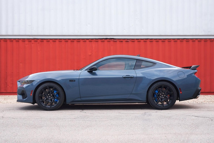 Trên đầu xe, Ford Mustang 2024 được bổ sung cụm đèn pha LED 3 bóng với thiết kế hẹp và tạo cảm giác "ngầu" hơn. Ở giữa đầu xe là lưới tản nhiệt cỡ lớn, sơn màu đen hầm hố và tích hợp logo hình chú ngựa đặc trưng của dòng Ford Mustang. Ngoài ra, xe còn có thêm cản trước mới với hốc gió trung tâm rộng và khe gió ở hai góc.