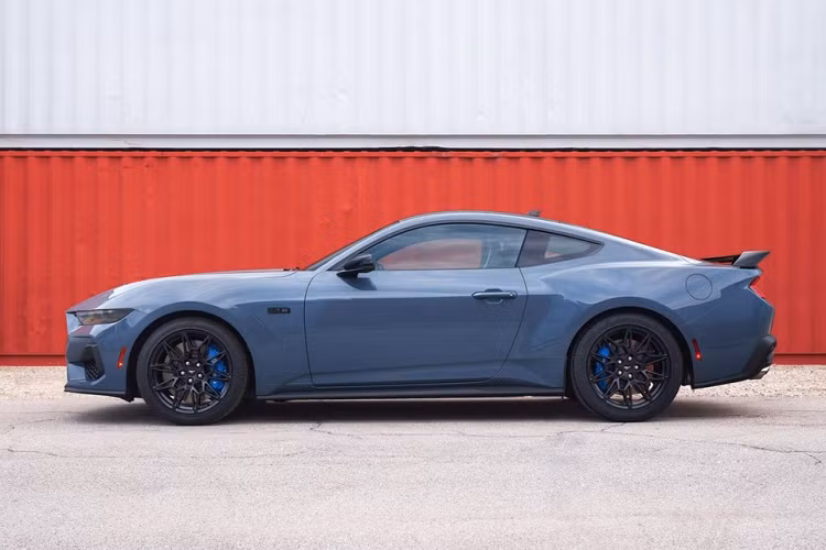 Trên đầu xe, Ford Mustang 2024 được bổ sung cụm đèn pha LED 3 bóng với thiết kế hẹp và tạo cảm giác "ngầu" hơn. Ở giữa đầu xe là lưới tản nhiệt cỡ lớn, sơn màu đen hầm hố và tích hợp logo hình chú ngựa đặc trưng của dòng Ford Mustang. Ngoài ra, xe còn có thêm cản trước mới với hốc gió trung tâm rộng và khe gió ở hai góc.