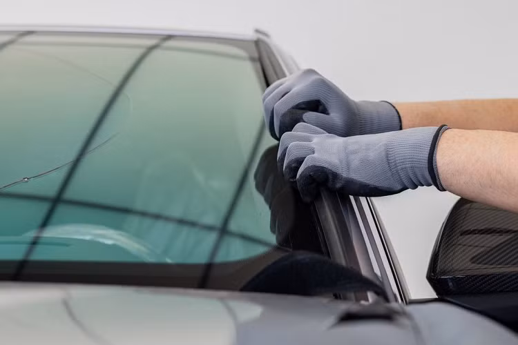 Sau cuộc khủng hoảng chip bán dẫn toàn cầu, thiếu nguyên liệu thủy tinh sẽ là vấn đề tiếp theo khiến các nhà sản xuất ôtô phải lo ngại. “Việc Nga ngừng cung cấp khí đốt cho Đức sẽ gây ra một cuộc khủng hoảng thiếu phụ tùng khác và kính lái là một ví dụ điển hình”, Silja Pieh – chiến lược gia của thương hiệu hạng sang Audi cho biết gần đây. Một số nguồn tin gần đây cho biết, Volkswagen đang tích trữ các linh kiện liên quan đến kính, cửa sổ và kính chắn gió ôtô, đồng thời tìm kiếm các nhà cung cấp mới bên ngoài châu Âu.