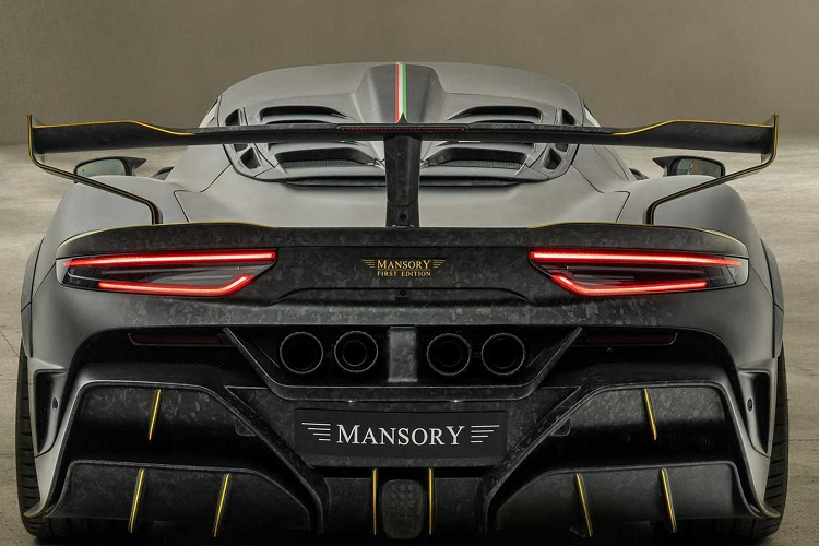 Trong trường hợp chiếc xe hợp pháp trên đường sử dụng hộp số ly hợp kép tám cấp, phiên bản dành riêng cho đường đua có hộp số sàn sáu cấp. Bên trong xe cũng có bình chữa cháy và khung chống lật. Mức giá xe Maserati MC20 2023 cũng như chi phí độ Bodykit Forged Carbon của Mansory hiện chưa được công bố.