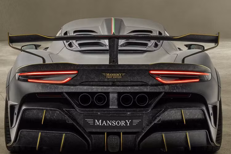 Trong trường hợp chiếc xe hợp pháp trên đường sử dụng hộp số ly hợp kép tám cấp, phiên bản dành riêng cho đường đua có hộp số sàn sáu cấp. Bên trong xe cũng có bình chữa cháy và khung chống lật. Mức giá xe Maserati MC20 2023 cũng như chi phí độ Bodykit Forged Carbon của Mansory hiện chưa được công bố.