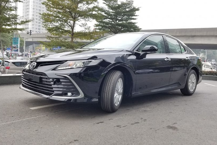 Công nghệ an toàn trên Toyota Camry 2022 bản tiêu chuẩn 2.0G có hệ thống cân bằng điện tử, hỗ trợ khởi hành ngang dốc, theo dõi áp suất lốp, cảnh báo phương tiện cắt ngang, camera lùi và 7 túi khí. Danh sách trang bị an toàn này được đánh giá là khá đầy đủ so với phiên bản tiêu chuẩn của đời xe cũ.