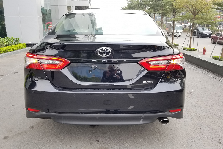So với đời cũ, Toyota Camry 2022 bản tiêu chuẩn 2.0G được nâng cấp động cơ và hộp số công nghệ mới. Động cơ mới vẫn có dung tích 2.0L mang tên mã M20A-FKS, nhưng cho công suất 170 mã lực và mô-men xoắn 206 Nm. Hộp số chuyển từ tự động 6 cấp sang CVT, hứa hẹn vận hành mượt mà và tiết kiệm nhiên liệu hơn. Ngoài ra, Toyota Camry 2022 bản tiêu chuẩn 2.0G còn được bổ sung ga tự động Cruise Control.