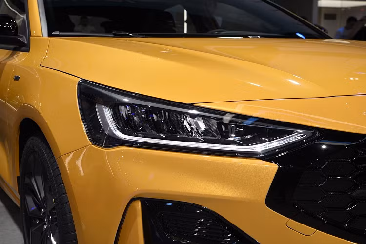 Bước sang phiên bản mới, Ford Focus đã được thay đổi đáng kể trong thiết kế ngoại thất và nội thất. Có được điều đó là nhờ Trung tâm Thiết kế của Ford Trung Quốc, đặt tại thành phố Thượng Hải. Sự thay đổi của Ford Focus 2022 được thể hiện rõ nét nhất ở thiết kế đầu xe. Tại đây, chúng ta có thể bắt gặp lưới tản nhiệt hình bát giác cỡ lớn với mắt lưới hình tổ ong sơn màu đen. Lưới tản nhiệt này nối liền với cụm đèn pha hai bên thay vì tách riêng như trước.