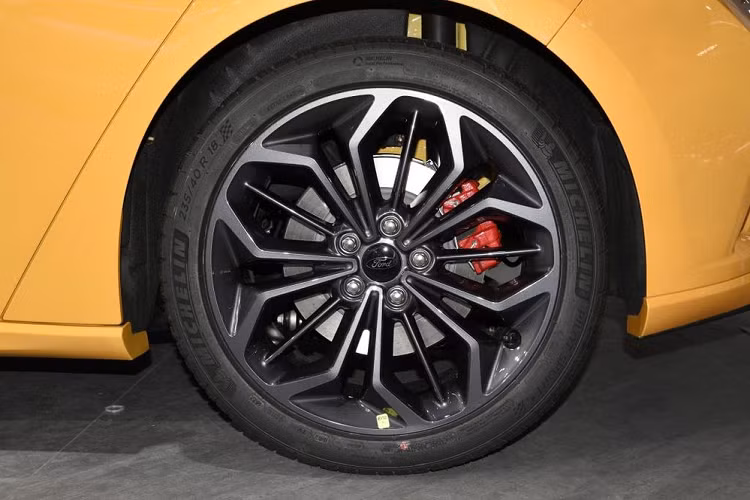 Tiếp đến là cụm đèn pha sắc sảo, được bao quanh bằng dải đèn LED định vị ban ngày. Ngoài ra, xe còn có hốc gió trung tâm hình thang với mắt lưới hình tổ ong tương tự lưới tản nhiệt, cản trước và khe gió mới ở hai góc đầu xe. Trái ngược với đầu xe, thiết kế bên sườn của Ford Focus 2022 gần như giữ nguyên như trước, trừ vành la-zăng. Thiết kế đuôi xe cũng không thay đổi nhiều, chỉ có thêm cản sau mới.