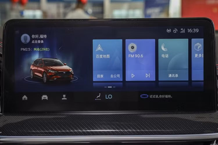 Trên ghế và ốp bậc cửa đều có logo "ST-Line" như dấu hiệu nhận biết. Trong khi đó, bản S Edition lại có những điểm nhấn "tông xuyệt tông" với ngoại thất như chỉ khâu và dây đai an toàn. Trên ghế của phiên bản này cũng thêu logo "S Edition".