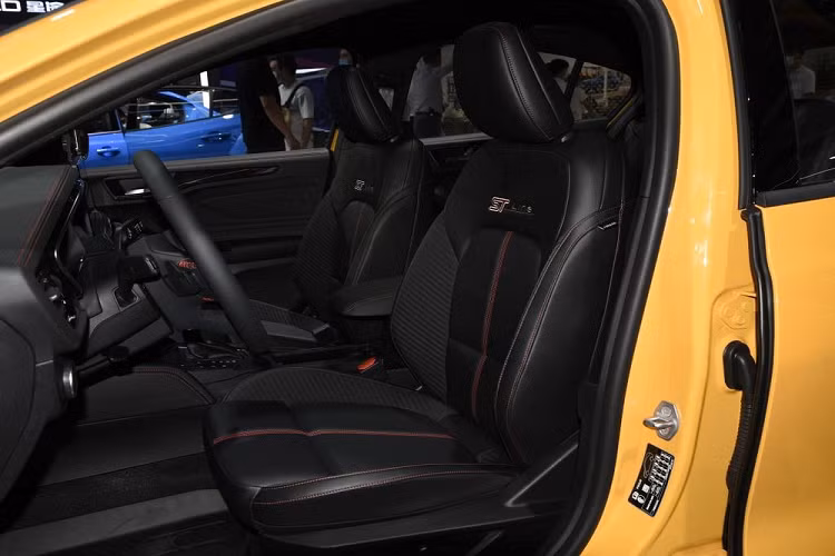 Đặc biệt, Ford Focus 2022 không còn dùng núm xoay chuyển số như phiên bản cũ nữa mà thay bằng cần số truyền thống. Hai bản ST-Line và S Edition sẽ có thêm lẫy chuyển số sau vô lăng. Ngoài ra, xe còn có 3 chế độ lái là Tiêu chuẩn, Tiết kiệm và Thể thao.