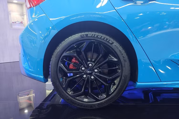 Nếu muốn sở hữu xe thể thao hơn, khách hàng Trung Quốc có thể chọn mua Ford Focus ST-Line hoặc S Edition. Ở 2 phiên bản này, xe sẽ được trang bị vành hợp kim 18 inch, đi với lốp Michelin PS4 có kích thước 235/40 R18, cùm phanh màu đỏ và 2 ống xả hình tròn nằm bên phải. Tuy nhiên, phiên bản S Edition có thêm logo riêng và đề-can trang trí theo phong cách xe đua trên nắp ca-pô cũng như bên sườn.