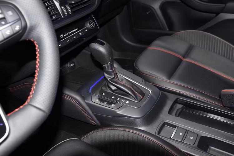 Động cơ kết hợp với hộp số tự động 6 cấp, cho phép xe tăng tốc từ 0-100 km/h trong thời gian 7,9 giây. So với động cơ 3 xi-lanh, tăng áp, dung tích 1.5L, kết hợp với hộp số tự động 8 cấp của Ford Focus cũ, máy xăng mới mạnh hơn 3 mã lực nhưng cho khả năng tăng tốc nhanh hơn 1 giây.