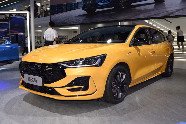 Tại triển lãm Ô tô Trùng Khánh 2022 hiện đang diễn ra tại Trung Quốc, hãng Ford đã mang phiên bản mới của dòng xe cỡ C Focus đến trưng bày và giới thiệu. Cũng trong sự kiện này, hãng Ford đã công bố giá bán của Ford Focus 2022 mới tại thị trường Trung Quốc. 