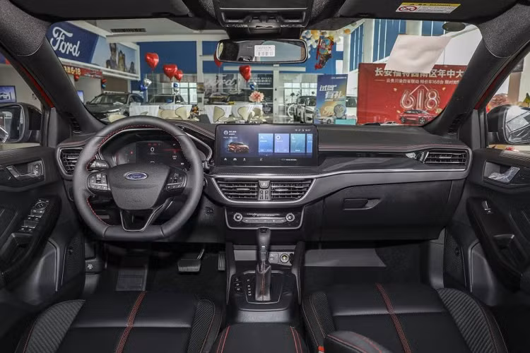 Không để người tiêu dùng thất vọng, hãng Ford đã trang bị vô lăng, cần số, cụm điều khiển trung tâm và ghế đều được bọc da cho mẫu xe hạng C này.