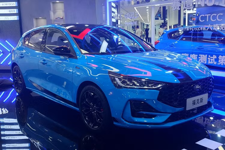 Bên trong Ford Focus 2022 là không gian nội thất có 3 cách phối màu, bao gồm đen tuyền, đen - cam và đen - đỏ. Ở bản ST-Line, xe sẽ có thêm chỉ khâu màu đỏ nhằm nhấn mạnh vẻ thể thao.