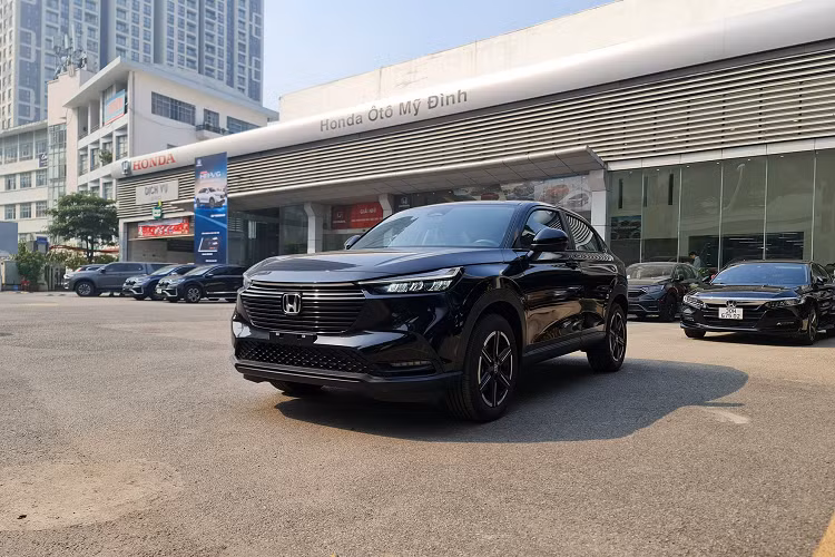 Trên thực tế, Honda HR-V chỉ rẻ hơn Toyota Corolla Cross và Peugeot 2008. Giá cao, cộng với nguồn cung hạn chế vì Honda HR-V được nhập khẩu nguyên chiếc từ Thái Lan, nên mẫu xe này có doanh số chưa thực sự cao.