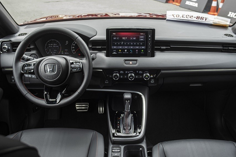 Trang bị tiếp theo vắng mặt trên Honda HR-V G là gương chiếu hậu chống chói tự động và 2 cổng sạc USB dành cho hàng ghế sau. Cửa kính điện tự động lên xuống 1 chạm chống kẹt chỉ được trang bị cho ghế lái của bản G. Những trang bị còn lại của bản G khá tương đồng với bản L như ghế lái chỉnh cơ, vô lăng chỉnh 4 hướng, tích hợp phím chức năng