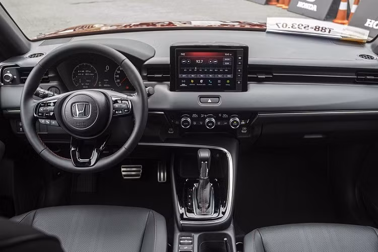 Trang bị tiếp theo vắng mặt trên Honda HR-V G là gương chiếu hậu chống chói tự động và 2 cổng sạc USB dành cho hàng ghế sau. Cửa kính điện tự động lên xuống 1 chạm chống kẹt chỉ được trang bị cho ghế lái của bản G. Những trang bị còn lại của bản G khá tương đồng với bản L như ghế lái chỉnh cơ, vô lăng chỉnh 4 hướng, tích hợp phím chức năng