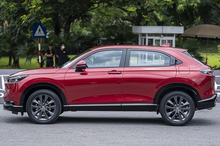 Trong khi đó, bản L và RS dùng lưới tản nhiệt với mắt lưới đa điểm, trông thể thao hơn bản G. Thay đổi tiếp theo so với bản L và RS nằm ở vành la-zăng. Theo đó, bản G đi kèm vành la-zăng 17 inch với thiết kế 6 chấu kép, sơn 2 màu khá bắt mắt. Vành la-zăng của bản G có kích thước tương tự bản L trong khi bản RS dùng vành hợp kim 18 inch.