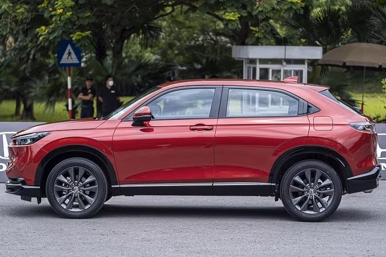 Trong khi đó, bản L và RS dùng lưới tản nhiệt với mắt lưới đa điểm, trông thể thao hơn bản G. Thay đổi tiếp theo so với bản L và RS nằm ở vành la-zăng. Theo đó, bản G đi kèm vành la-zăng 17 inch với thiết kế 6 chấu kép, sơn 2 màu khá bắt mắt. Vành la-zăng của bản G có kích thước tương tự bản L trong khi bản RS dùng vành hợp kim 18 inch.