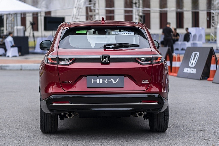 Bản G cũng có đèn pha LED tự động bật/tắt theo cảm biến ánh sáng, tự động tắt theo thời gian, dải đèn LED định vị ban ngày, đèn sương mù LED, dải đèn LED màu đỏ ở đuôi xe, đèn phanh LED trên cao, gương chiếu hậu chỉnh điện/gập điện/tích hợp đèn báo rẽ LED, anten vây cá mập và cánh gió mui.