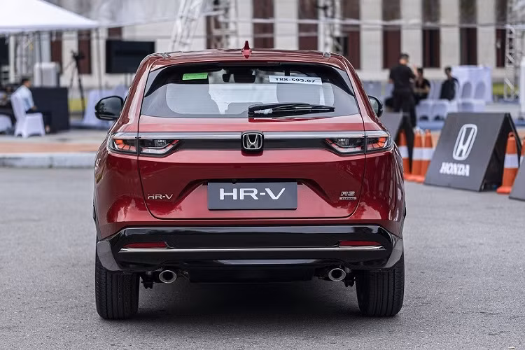 Bản G cũng có đèn pha LED tự động bật/tắt theo cảm biến ánh sáng, tự động tắt theo thời gian, dải đèn LED định vị ban ngày, đèn sương mù LED, dải đèn LED màu đỏ ở đuôi xe, đèn phanh LED trên cao, gương chiếu hậu chỉnh điện/gập điện/tích hợp đèn báo rẽ LED, anten vây cá mập và cánh gió mui.