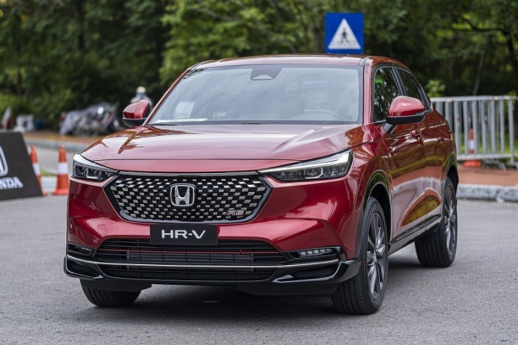 Không chỉ rẻ hơn, mẫu xe SUV Honda HR-V G còn có kích thước nhỏ hơn một chút so với 2 bản còn lại. Theo đó, xe sở hữu chiều dài 4.330 mm, chiều rộng 1.790 mm, chiều cao 1.590 mm và chiều dài cơ sở 2.610 mm. So với bản L và RS, bản G ngắn hơn 55 mm. Bù lại, bản G sở hữu chiều cao gầm 196 mm, tăng 15 mm so với 2 bản cao cấp hơn.