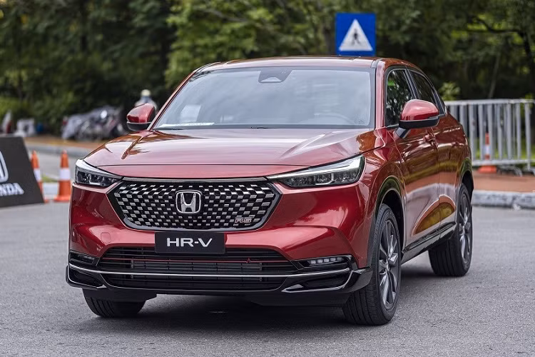 Không chỉ rẻ hơn, mẫu xe SUV Honda HR-V G còn có kích thước nhỏ hơn một chút so với 2 bản còn lại. Theo đó, xe sở hữu chiều dài 4.330 mm, chiều rộng 1.790 mm, chiều cao 1.590 mm và chiều dài cơ sở 2.610 mm. So với bản L và RS, bản G ngắn hơn 55 mm. Bù lại, bản G sở hữu chiều cao gầm 196 mm, tăng 15 mm so với 2 bản cao cấp hơn.