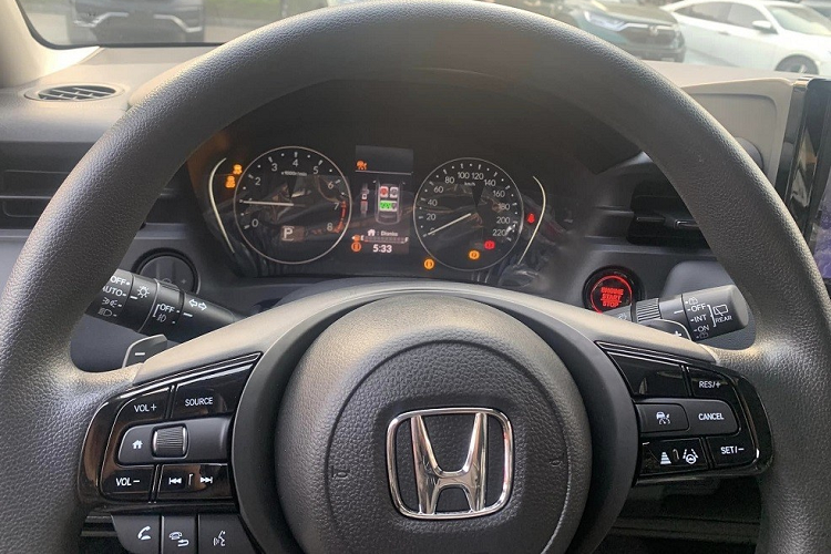 Màn hình cảm ứng 8 inch, không hỗ trợ Honda Connect, kết nối điện thoại thông minh, ra lệnh bằng giọng nói, đàm thoại rảnh tay, hệ thống âm thanh 6 loa, hệ thống điều hòa tự động 1 vùng, hệ thống điều chỉnh hướng gió, cửa gió điều hòa dành cho hàng ghế sau, khởi động từ xa, phanh tay điện tử, khởi động nút bấm, chìa khóa thông minh, tay nắm cửa trước đóng/mở bằng cảm biến và ghế sau Magic Seat với 3 chế độ gập.