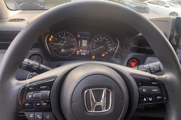 Màn hình cảm ứng 8 inch, không hỗ trợ Honda Connect, kết nối điện thoại thông minh, ra lệnh bằng giọng nói, đàm thoại rảnh tay, hệ thống âm thanh 6 loa, hệ thống điều hòa tự động 1 vùng, hệ thống điều chỉnh hướng gió, cửa gió điều hòa dành cho hàng ghế sau, khởi động từ xa, phanh tay điện tử, khởi động nút bấm, chìa khóa thông minh, tay nắm cửa trước đóng/mở bằng cảm biến và ghế sau Magic Seat với 3 chế độ gập.