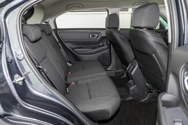 Trong khi đó, bản RS có những trang bị riêng như ghế bọc da màu đen đi kèm chỉ đỏ, ghế lái chỉnh điện 8 hướng, màn hình cảm ứng trung tâm hỗ trợ Honda Connect, hệ thống âm thanh 8 loa và hệ thống điều hòa tự động 2 vùng. Tuy rẻ hơn 127 triệu đồng nhưng Honda HR-V G được giữ nguyên trang bị an toàn so với bản L.