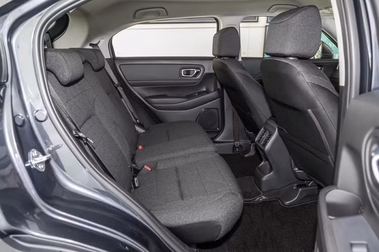 Trong khi đó, bản RS có những trang bị riêng như ghế bọc da màu đen đi kèm chỉ đỏ, ghế lái chỉnh điện 8 hướng, màn hình cảm ứng trung tâm hỗ trợ Honda Connect, hệ thống âm thanh 8 loa và hệ thống điều hòa tự động 2 vùng. Tuy rẻ hơn 127 triệu đồng nhưng Honda HR-V G được giữ nguyên trang bị an toàn so với bản L.