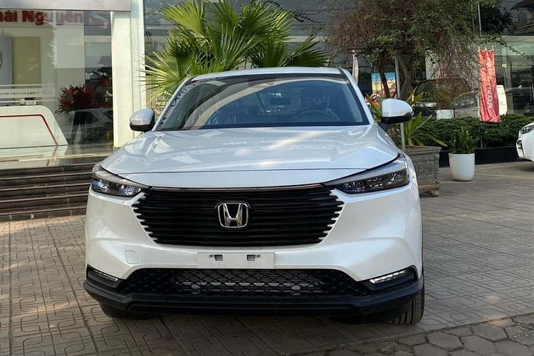 Vào hôm 15/12/2022 vừa qua, hãng Honda đã chính thức giới thiệu phiên bản G tiêu chuẩn mới của dòng HR-V ở thị trường Việt Nam. Mức giá xe Honda HR-V G 2023 khởi điểm 699 triệu đồng hoặc 704 triệu đồng cho màu Đỏ cá tính và Trắng ngọc quý phái. Như vậy, dòng SUV cỡ B này hiện có tổng cộng 3 phiên bản là G, L và RS.