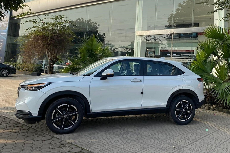 Ngay cả trọng lượng của bản G cũng thấp hơn, chỉ đạt 1.262 kg, nhẹ hơn 101 kg so với bản L và 117 kg so với bản RS. Khi nhìn từ bên ngoài, Honda HR-V G 2023 tại Việt Nam cũng giúp người tiêu dùng dễ dàng phân biệt nhờ thiết kế lưới tản nhiệt mới. Cụ thể, bản G được trang bị lưới tản nhiệt với nan nằm ngang, sơn màu đen.