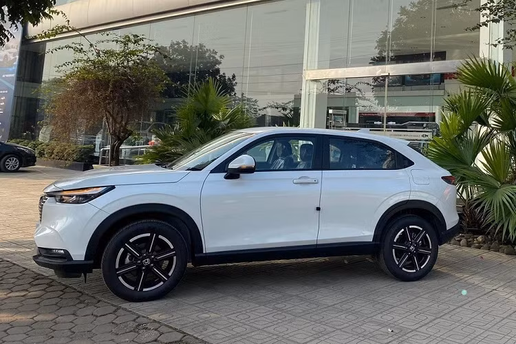 Ngay cả trọng lượng của bản G cũng thấp hơn, chỉ đạt 1.262 kg, nhẹ hơn 101 kg so với bản L và 117 kg so với bản RS. Khi nhìn từ bên ngoài, Honda HR-V G 2023 tại Việt Nam cũng giúp người tiêu dùng dễ dàng phân biệt nhờ thiết kế lưới tản nhiệt mới. Cụ thể, bản G được trang bị lưới tản nhiệt với nan nằm ngang, sơn màu đen.