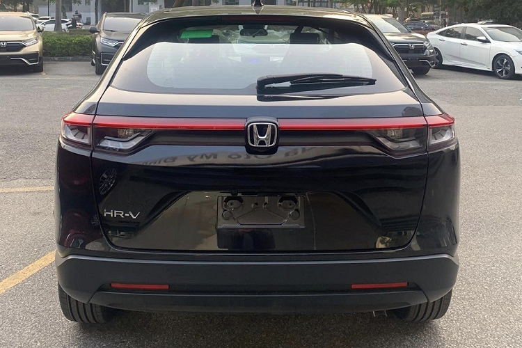 Ngoài ra, Honda HR-V G còn không được trang bị ống xả kép với chụp mạ crôm như 2 bản L và RS. Thiết kế này một lần nữa khiến bản G trông kém thể thao hơn 2 bản còn lại. Trừ những thay đổi trên, Honda HR-V G sở hữu trang bị ngoại thất không thua kém so với 2 bản L và RS.