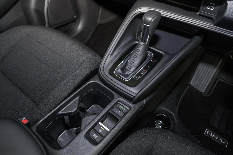 Cụ thể, xe cũng được trang bị 4 túi khí, phanh đĩa tản nhiệt trước/phanh đĩa sau, hệ thống hỗ trợ đánh lái, cân bằng điện tử, hỗ trợ khởi hành ngang dốc, hỗ trợ xuống dốc, camera lùi 3 góc quay, đèn cảnh báo phanh khẩn cấp và nhắc nhở kiểm tra hàng ghế sau.